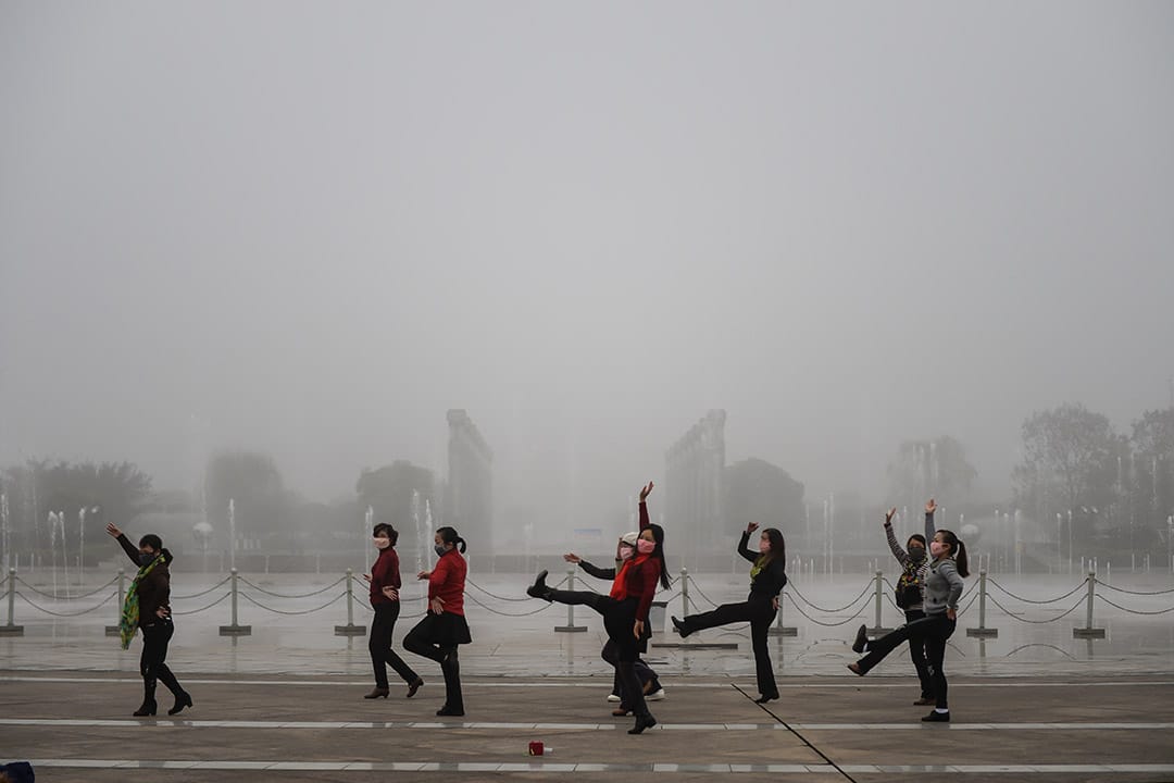 中國四川,一群婦女在廣場跳舞。