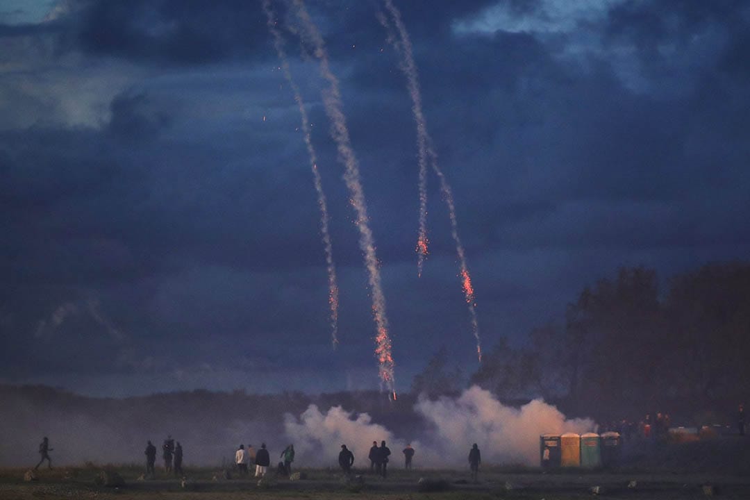 2016年10月22日,法国加莱难民营,防暴警察与难民冲突期间施放烟雾弹。