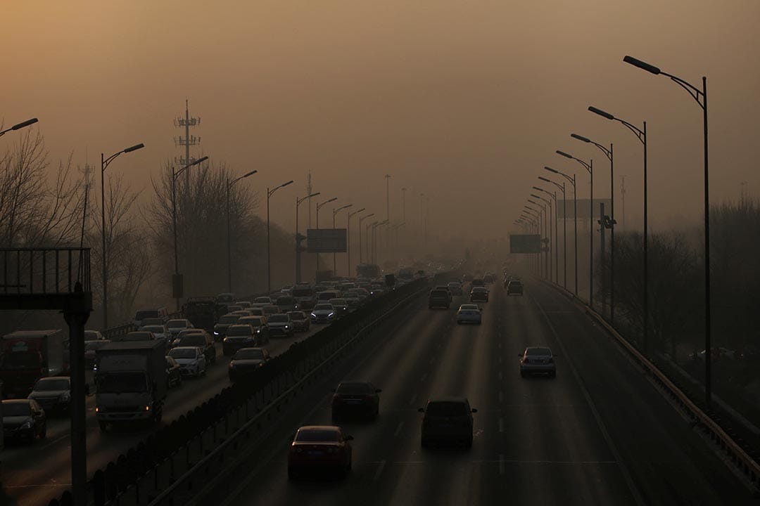 中國北京,早晨繁忙時間,車輛從霧霾中在五環路上行駕。