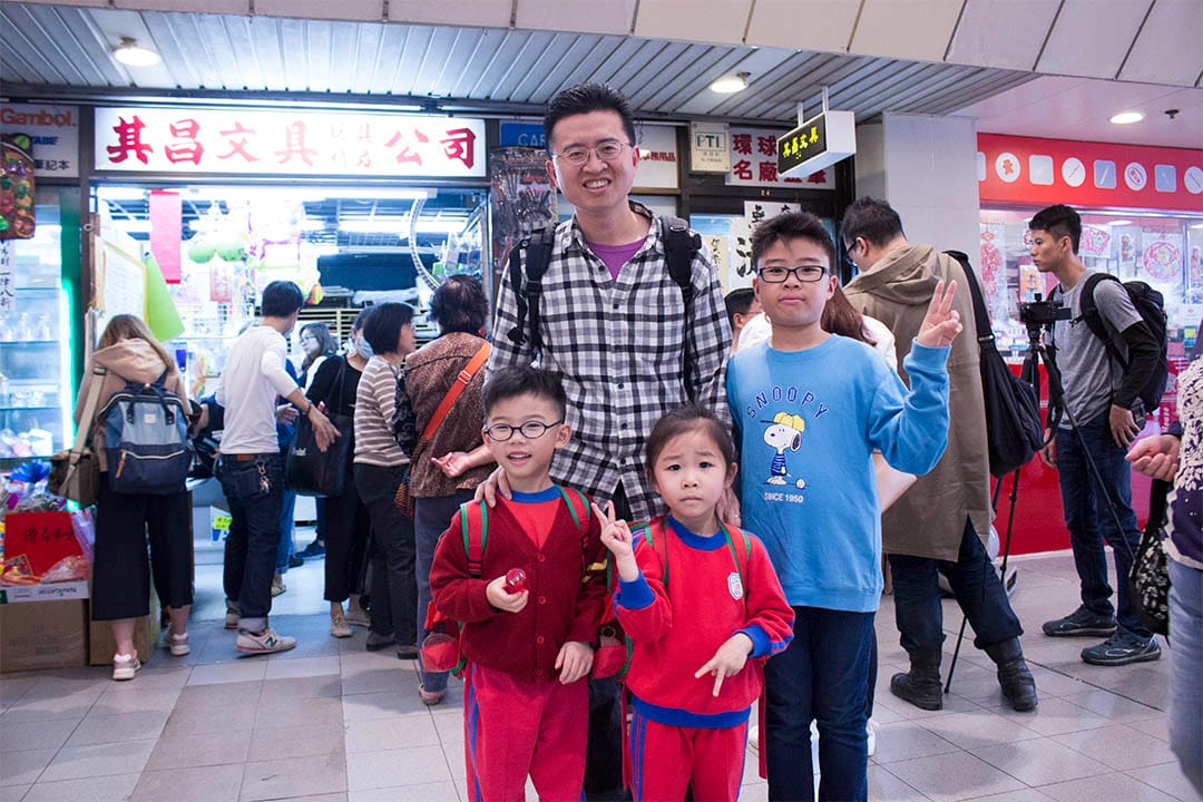黃先生於附近居住十多年,有了小朋友後,常前來購買玩具。他認為對比大型家品連鎖店,小店會多些選擇。