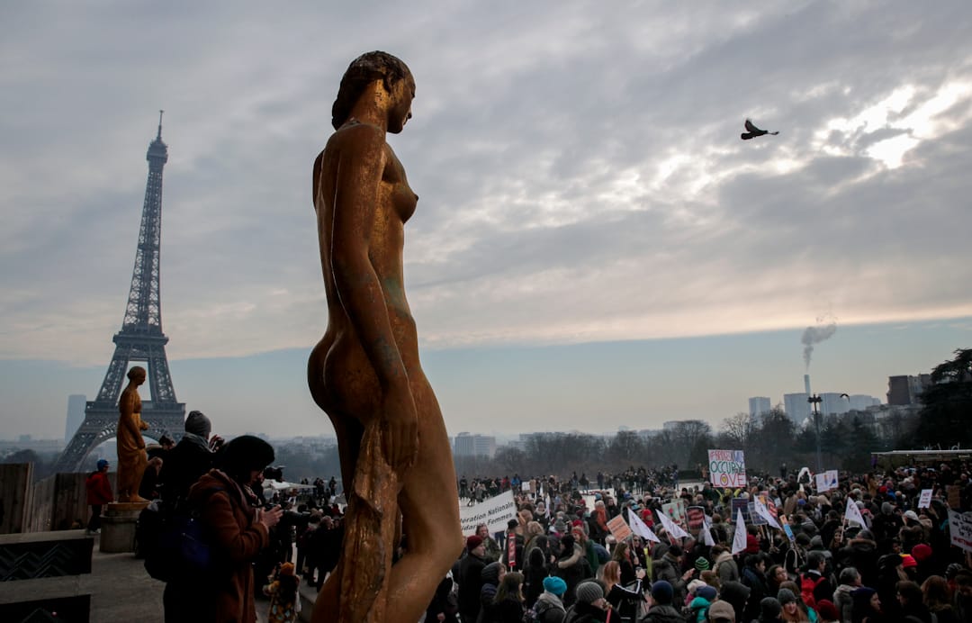 在法国，有携带横幅和标语牌的抗议者在巴黎铁塔聚集。