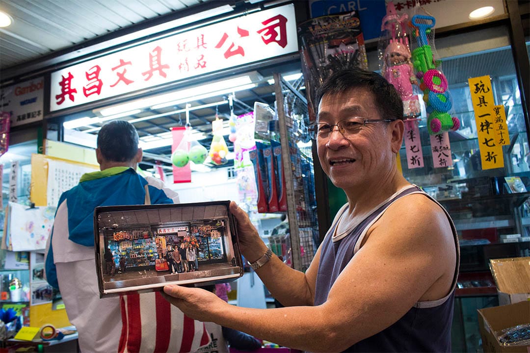 有街坊向文具店送贈印有羅先生一家的手作紀念品,以表示不捨之情。