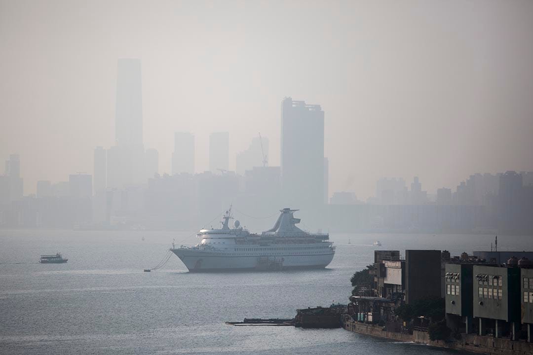 在油塘對出,一艘郵輪正緩緩駛入港口。
