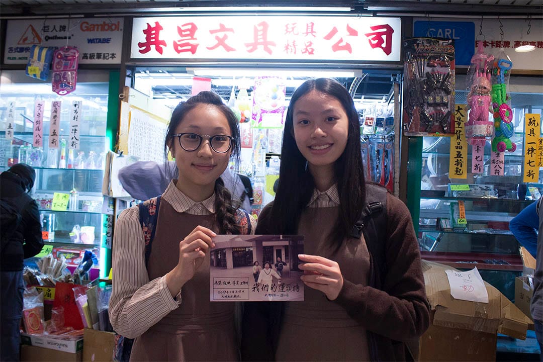 Anisa 及 Jody 是是附近學校就讀中四的學生。她們對文具店的結束表示不捨,認為其貨品價格便宜。