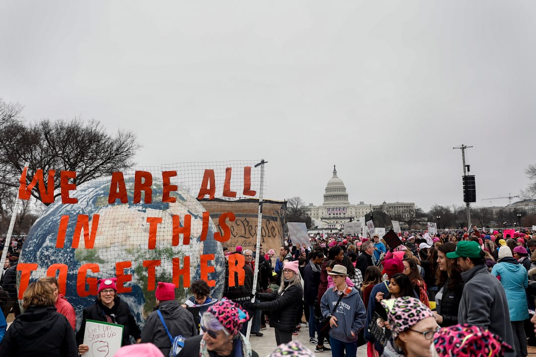 在美国华盛顿，国家广场有示威人群，世界各地亦有不少地方发起游行抗议新总统特朗普。