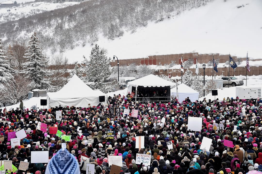 在美国犹他州帕克城，亦有群众在寒冷天气下参与示威。