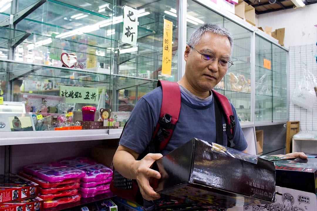 最後營業的一天,於附近居住了二十多年的梁先生,前來購買了多盒玩具模型,準備送予小朋友玩。他說:「真係好多人情味,日本城果啲 (連鎖店) 比唔到你。」