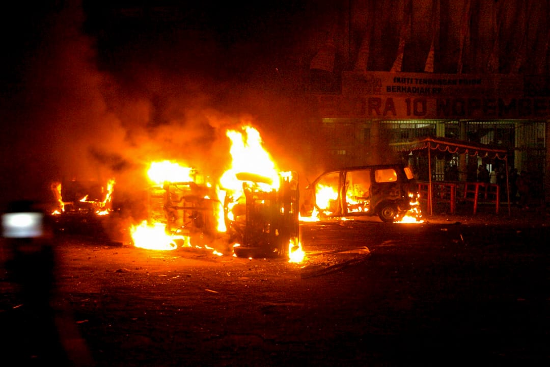 2006年9月4日,印尼職業球隊Persibaya的球迷在比賽結束後焚燒了三輛汽車。這場Persibaya對Arema Malang的比賽在東爪哇泗水的Gelora 10 November體育館舉辦。