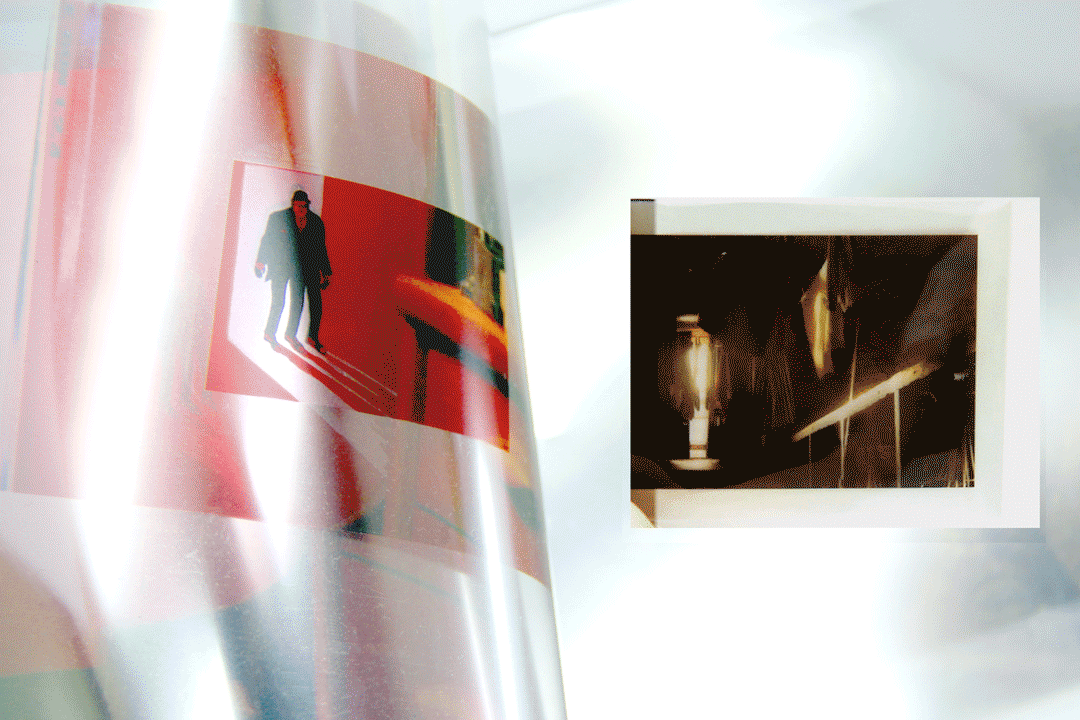 拿起旁邊的白紙,在曹詠的攝影書頁邊向內推入書脊,隱藏在墨間的顏色,突然由右至左漸漸浮現,還原本來的影像。