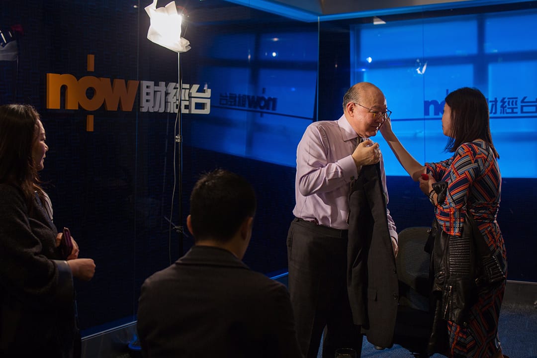 在電視台訪問前,經常隨胡國興出入的女兒替胡國興抹汗。