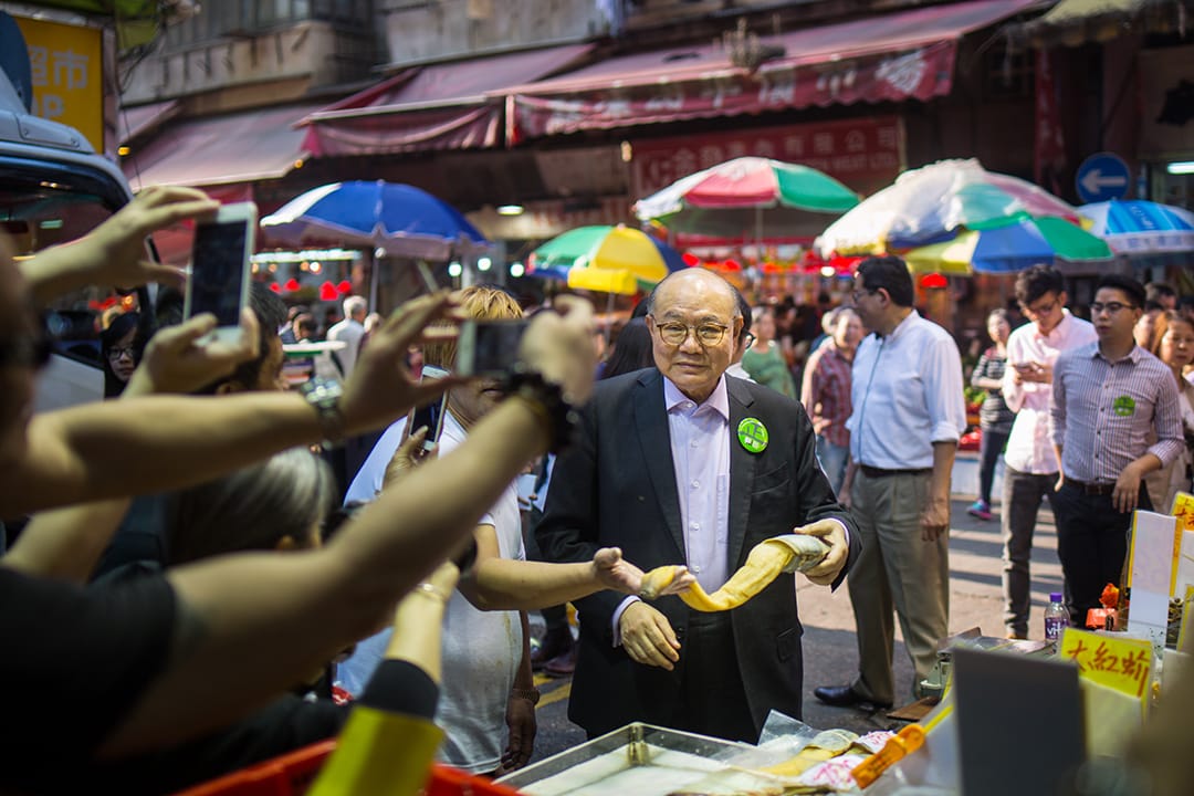 胡國興到旺角街市與市民接觸,市民爭相與他合照。