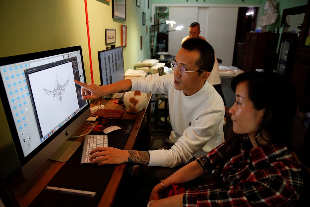 紋身師史海雷跟Eason講解紋身圖案。