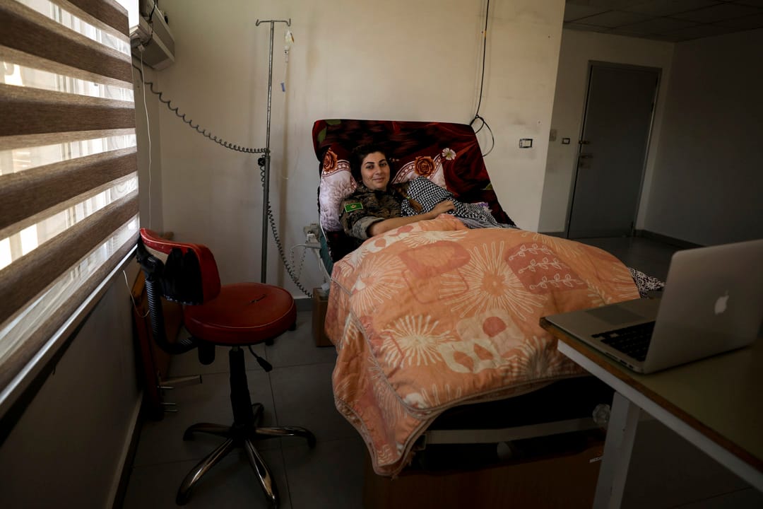 23歲的庫爾德人民保護部隊鬥士 Sherine Haji 說裝備庫爾德部隊的決定來遲了，「如果我們可以早點得到支援，我們可以在剛過去的多次重型戰鬥中取得更大的勝利，也不用犧牲那麼多條生命。」Haji 在戰鬥中失去了雙腿，但她卻為人民感到憂慮而痛，「沒有人應再承受這樣的痛苦，這裏的人必須得到自由和和平的生活。」