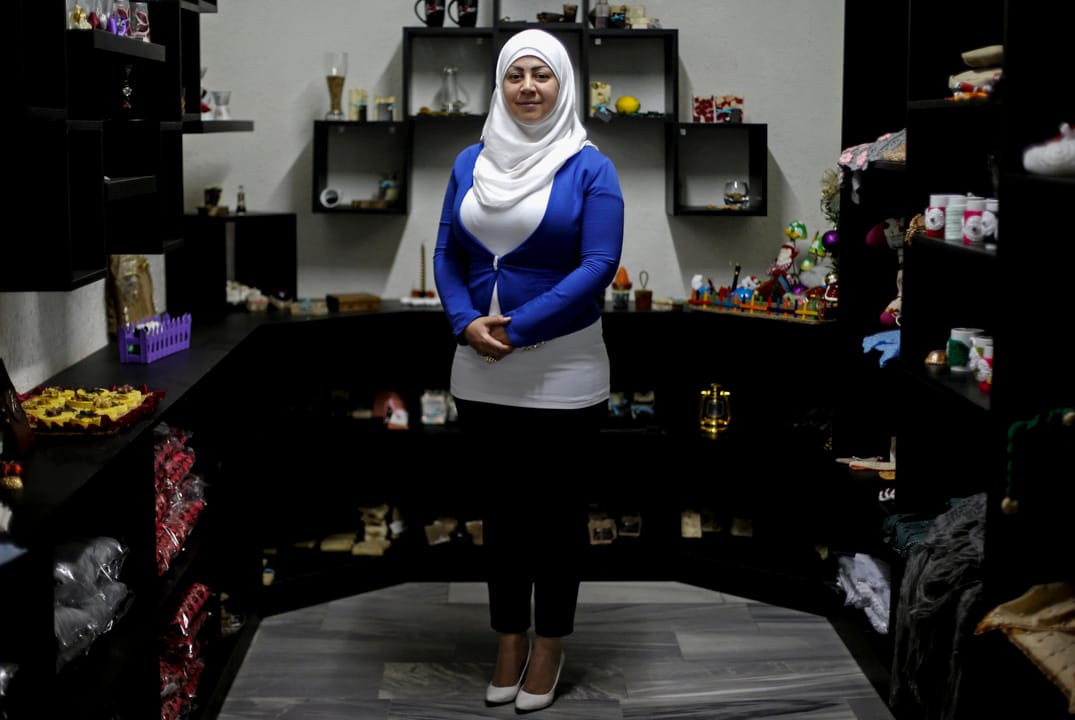 35歲的 Lara Shahin 是一位來自敘利亞的難民，她在一家專為敘利亞難民而設的手作店工作。Shahin 說特朗普空襲敘利亞空軍基地的決定令她感到詫異，亦為她帶來希望，「我希望他日後會作出更大膽的決定去結束巴沙爾政權的統治，讓我可以回到一個民主的國家。」