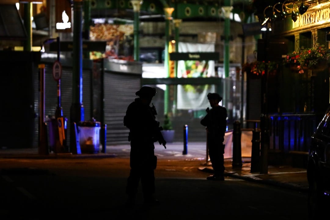 持槍警員在博羅市場門口戒備。