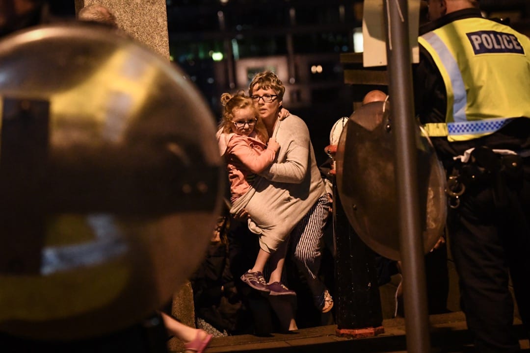 途人被疏散到遠離現場的南華克橋。