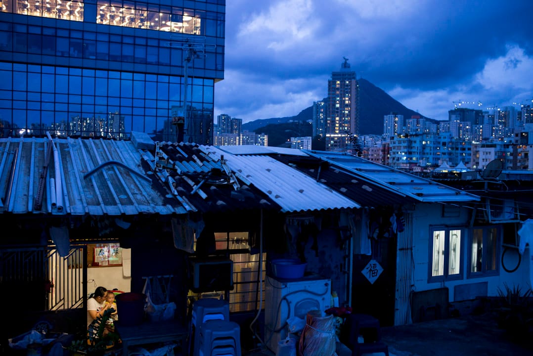2017年6月,香港九龙一座工厂大厦的屋顶,20多户市民居住在天台屋里。主权移交20年后的今天,香港房屋问题依然严重,贫富差距越发拉大。