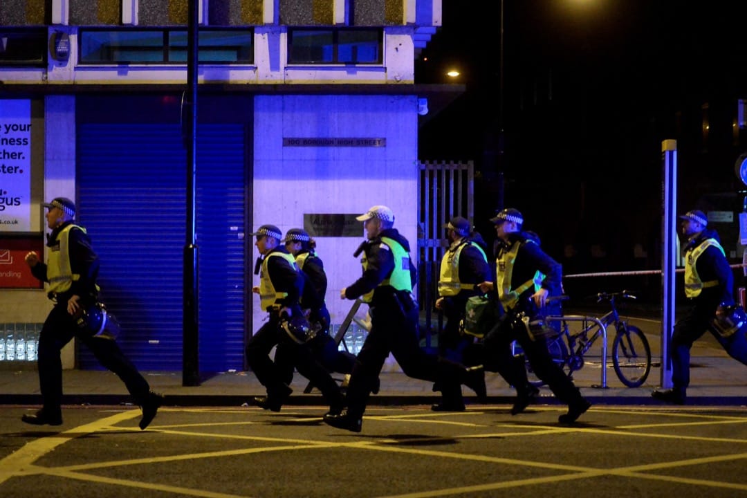 警察在恐襲現場戒備。