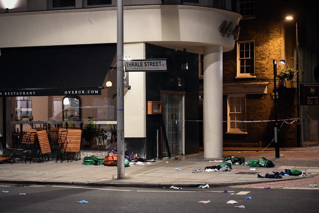 在恐襲現場的一家咖啡店外,雜物和急救物質佈滿行人路上。