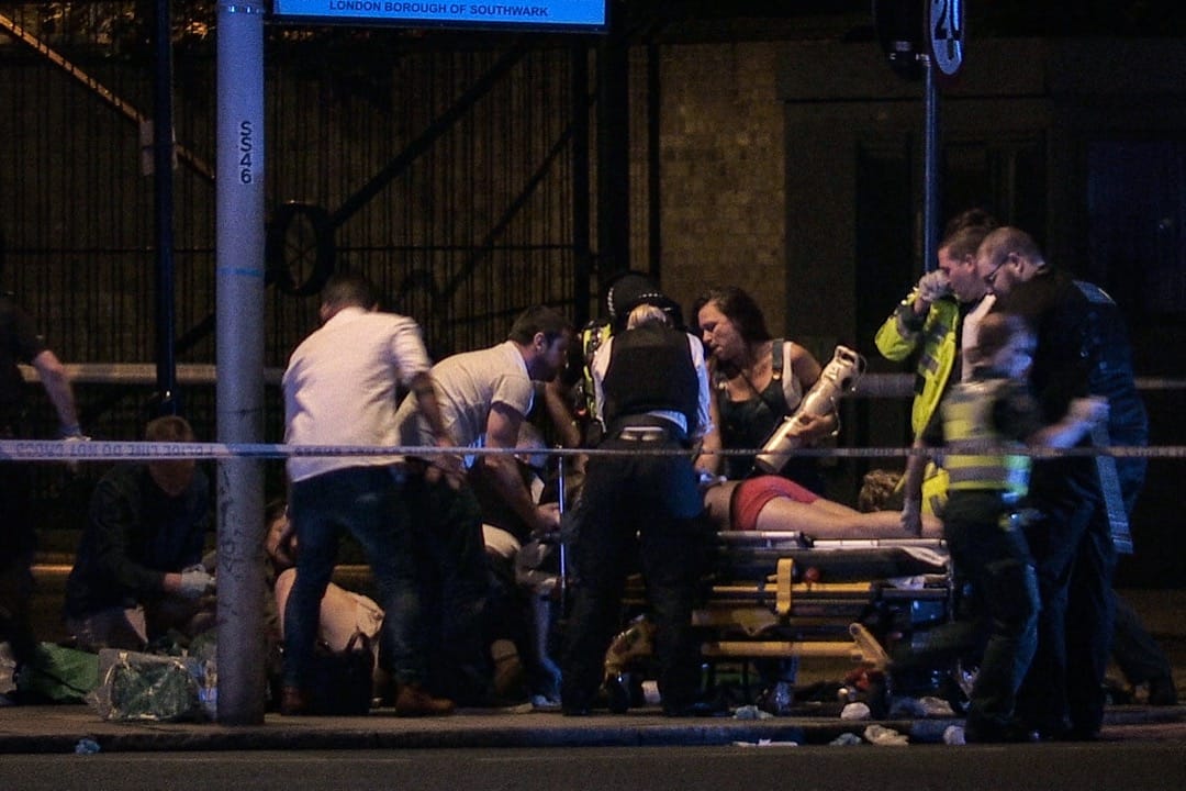 遇襲途人接受醫護人員急救。