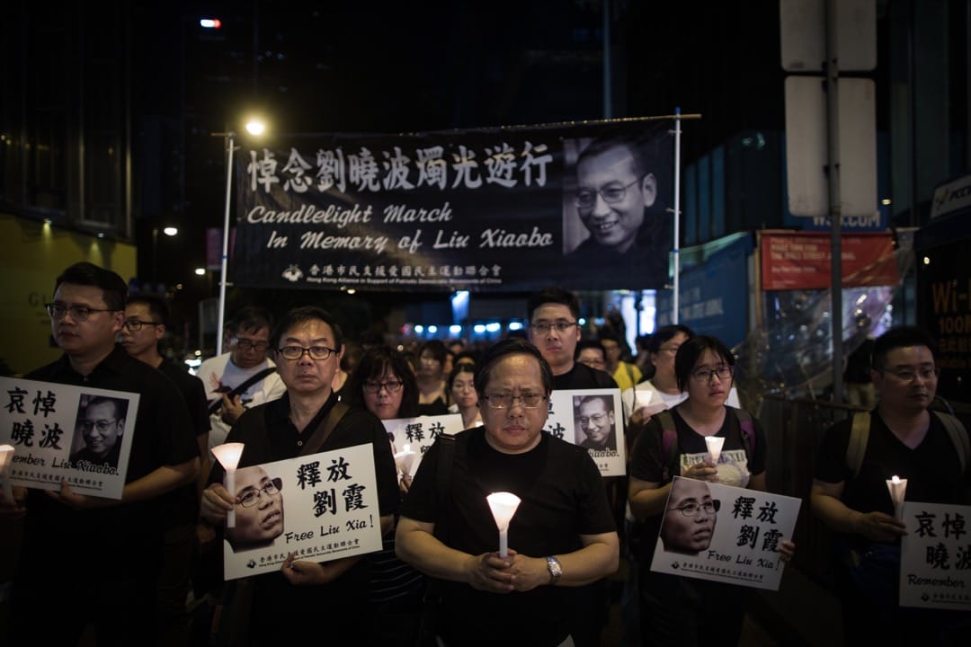 支联会主席何俊仁等人带领游行队伍前往中联办,并手持“释放刘霞”、“哀悼晓波” 的标语。