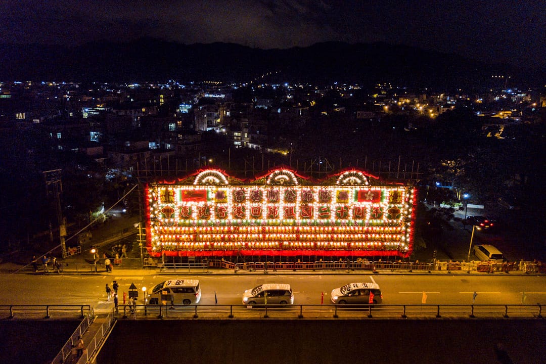 2017年6月25日,香港主权移交即将踏入二十年。一个写著“庆祝香港回归二十周年”的传统竹棚,在漆黑的都市中发光发亮,显得格外耀眼。
