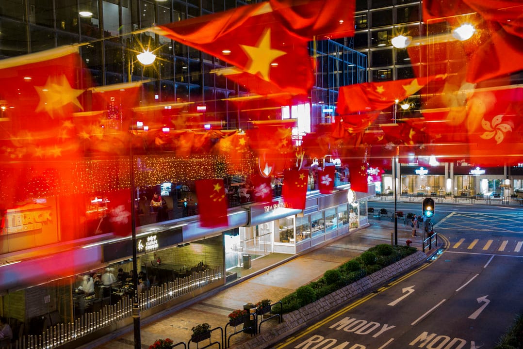 2017年6月27日,一片片国旗和区旗在香港的闹市中高高扬起,准备欢迎国家主席习近平访港,并迎接香港主权移交二十周年的大日子。