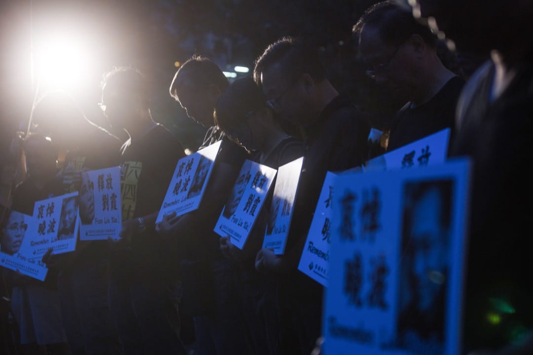 2017年7月15日,香港支联会举办烛光游行,开始前全场为刘晓波先生默哀。