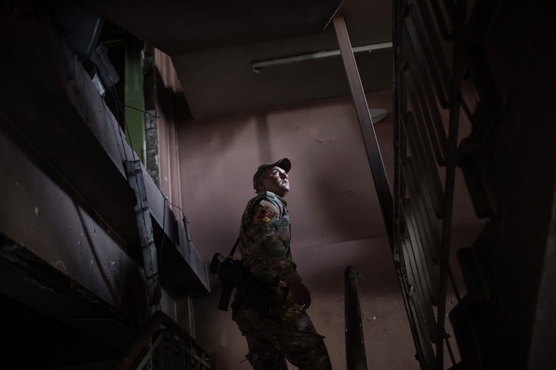 2017年7月4日，一名伊拉克聯邦警察的快速應變部隊隊員在軍隊重奪摩蘇爾後，在市內的一所醫院巡邏。