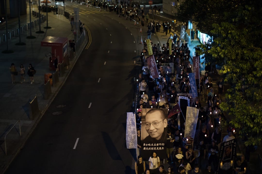 警方称高峰时,烛光游行人数约2500人,于中环遮打花园出发,游行至中联办。