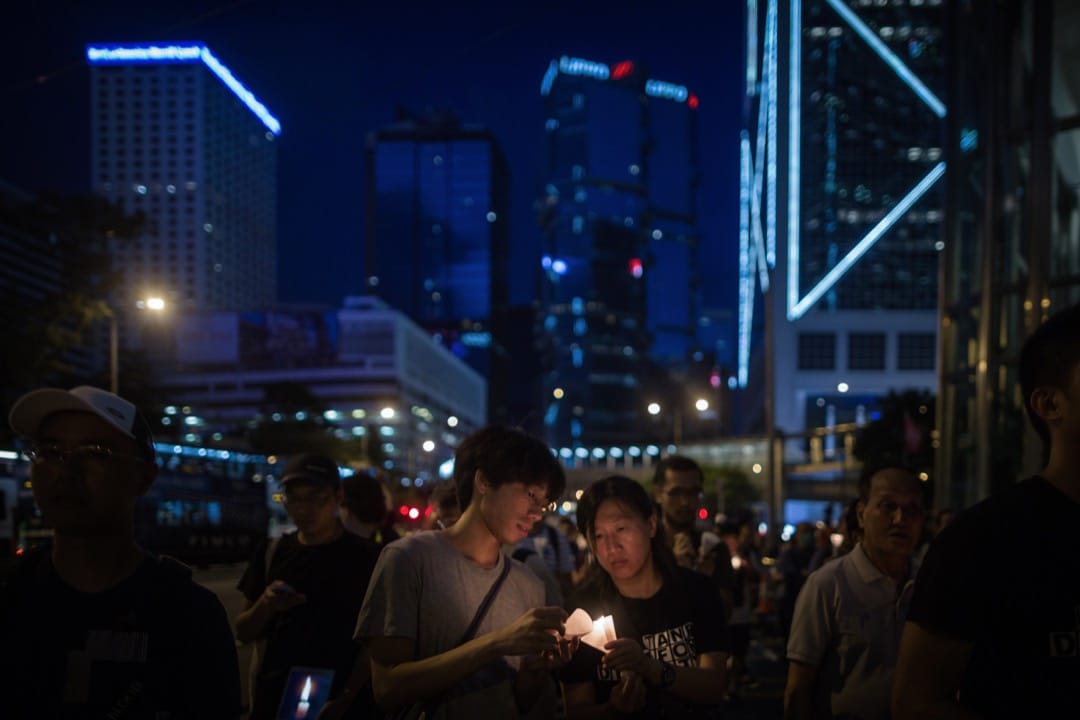 烛光游行时,市民不时互相借火,重新点燃烛光。