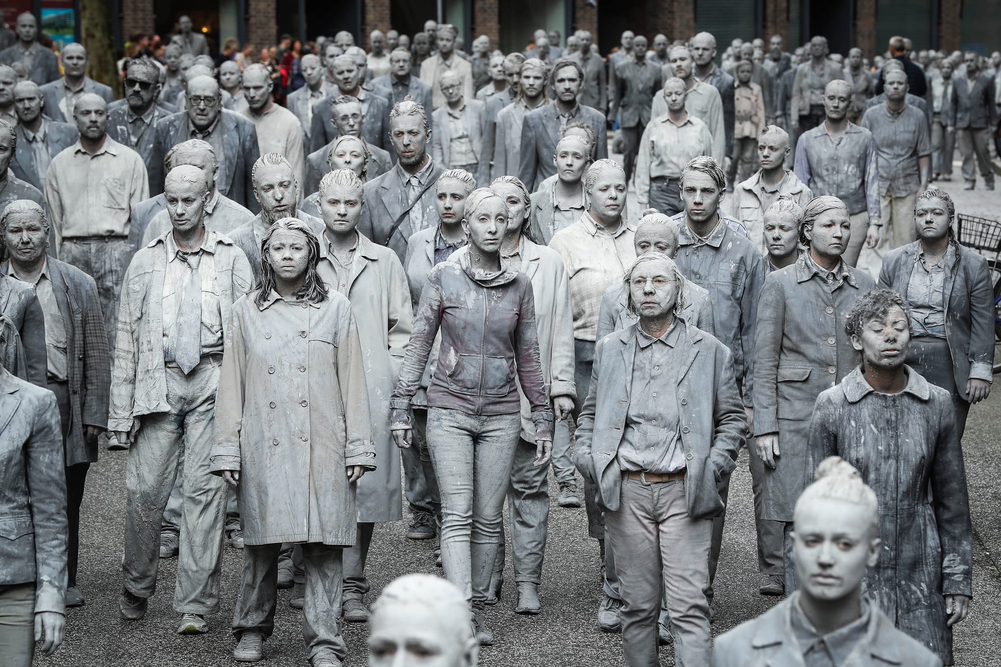 2017年7月5日，德國漢堡二十國集團峰會前夕，一眾行為藝術表演者全身包裹泥漿，猶如疆屍般步履蹣跚地穿過漢堡市中心。在長達兩小時的行為藝術表演中，數百位表演者希望透過獨特的方式，呼籲大眾關注更多的人文關懷和對整個世界的自我責任。