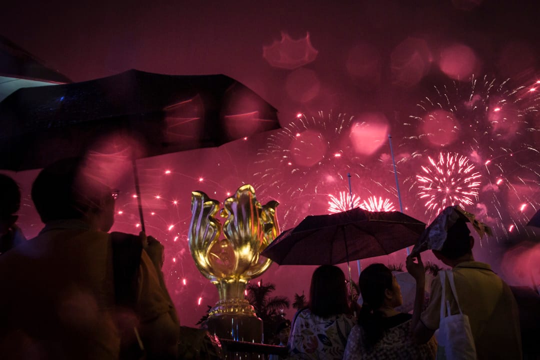 2017年7月1日晚上8时，“庆祝香港特别行政区成立二十周年烟花汇演”在维港上演，今年政府合共发放近四万枚烟花，规模及价钱创历史新高。