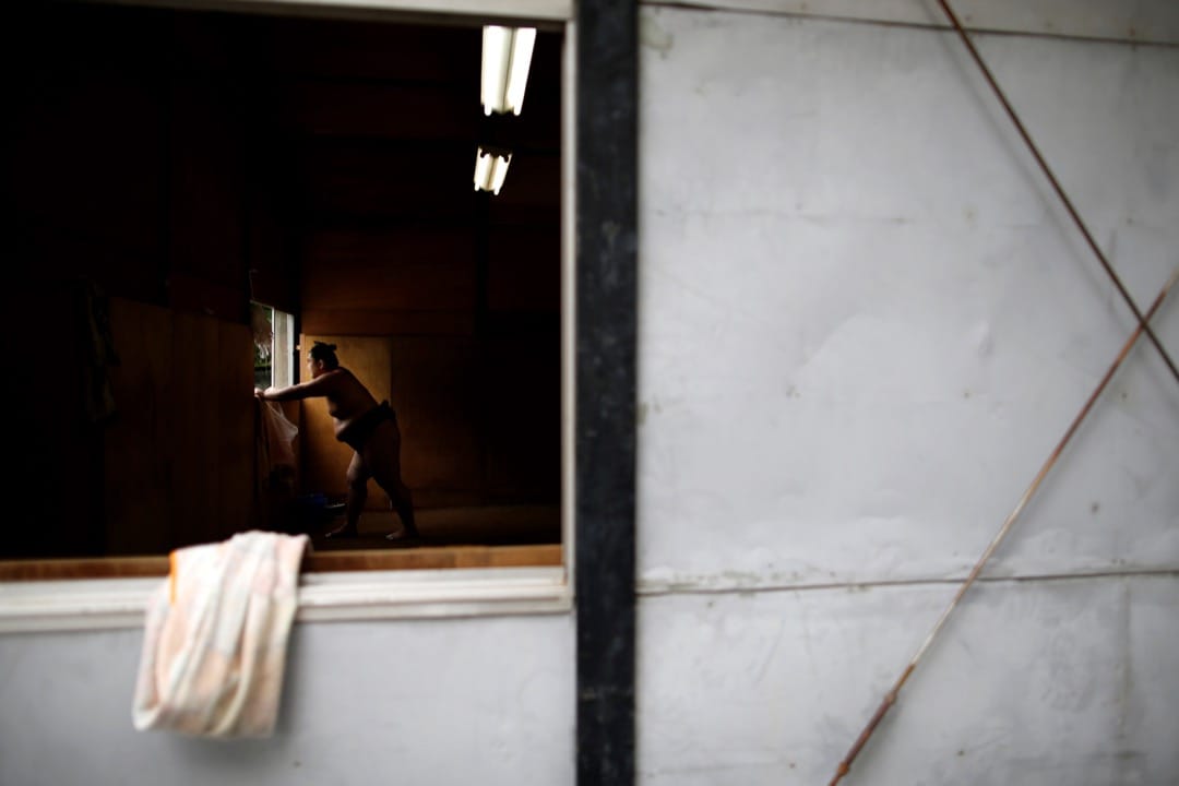 相撲手 Kyokuhozan 在訓練時休息。