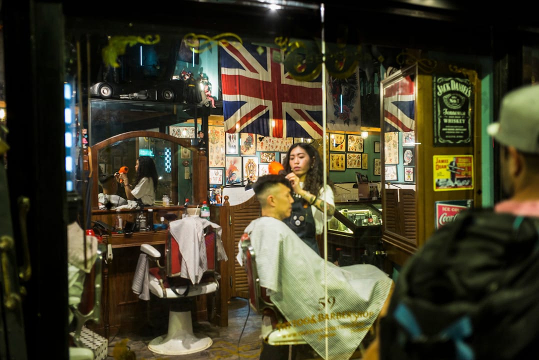 2017年6月24日,一个男人在英式复古的怀旧发廊里剪头发,店铺中央挂著一面英国国旗。
