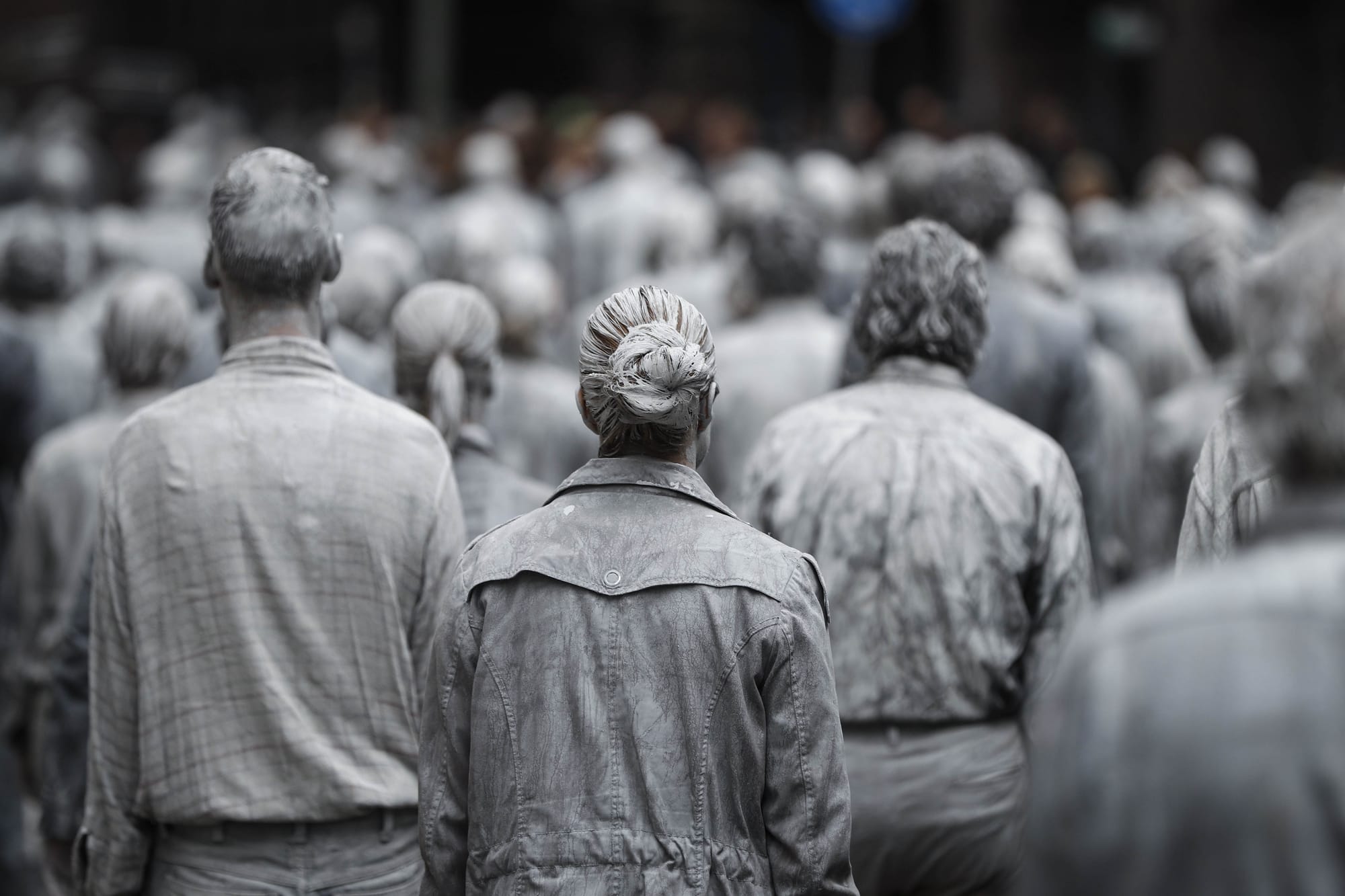 2017年7月5日，「1000 Figures」的參與者，在漢堡市中心成群結隊，虛無地走過街頭。