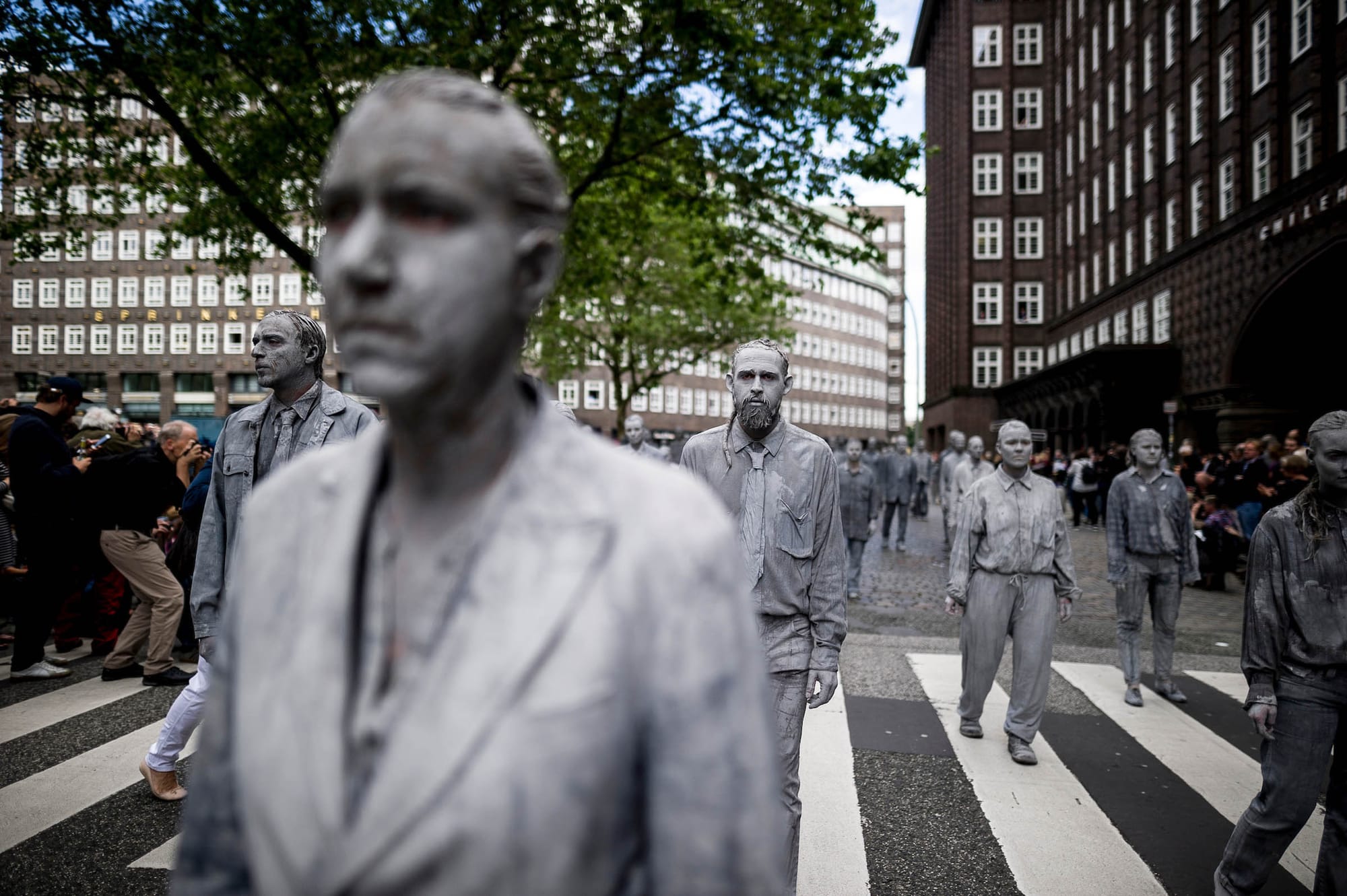 2017年7月5日，「1000 Figures」的行為藝術表演，數百名飾演「疆屍」的表演者，走過漢堡街頭，吸引眾多圍觀者。