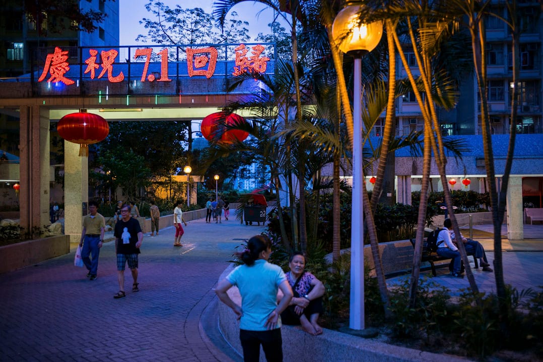 2017年6月24日,国家主席习近平即将访港。香港的一个公共屋邨内,悬挂起“庆祝7.1回归”的霓虹灯饰。