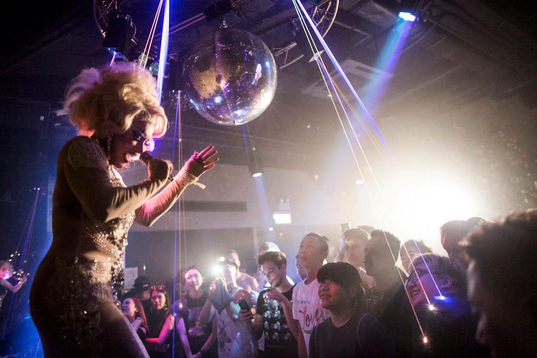 2017年7月2日，凌晨时分，一班变装皇后以庆祝香港回归20周年为理由，于酒吧𥚃表演和开派对。