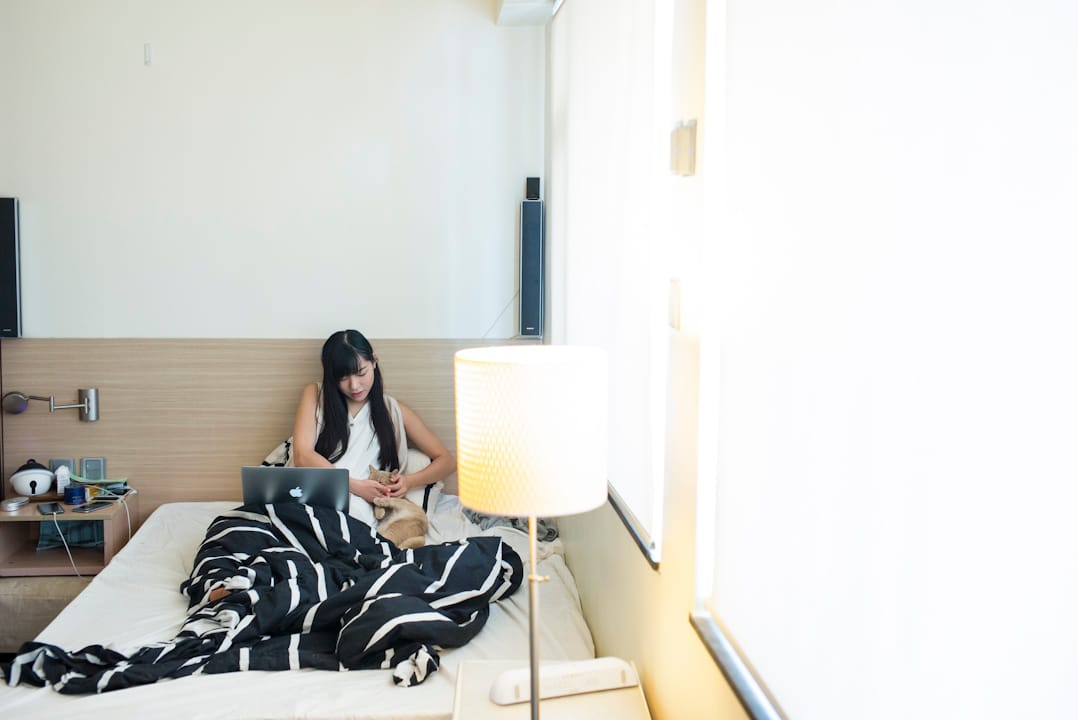 2017年6月28日,本土派团体青年新政成员,兼香港史上最年轻的女性立法会议员游蕙祯,正在家中处理公务。不久之前,她因宣誓风波而被禠夺其议员资格。