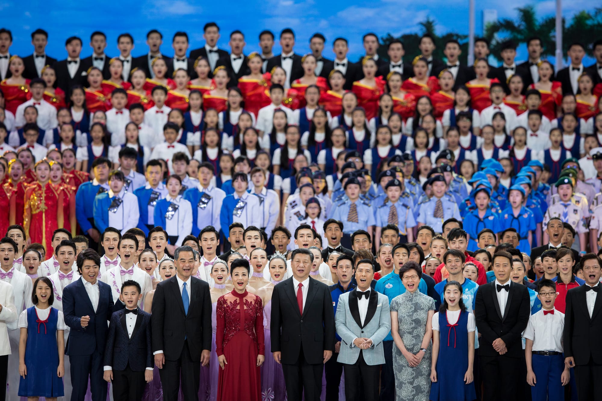 2017年6月30日，国家主席习近平连同夫人彭丽媛出席于湾仔会议展览中心举行的香港回归20周年文艺晚会。习近平于晚会尾声应邀上台，与表演嘉宾一同高唱《歌唱祖国》。