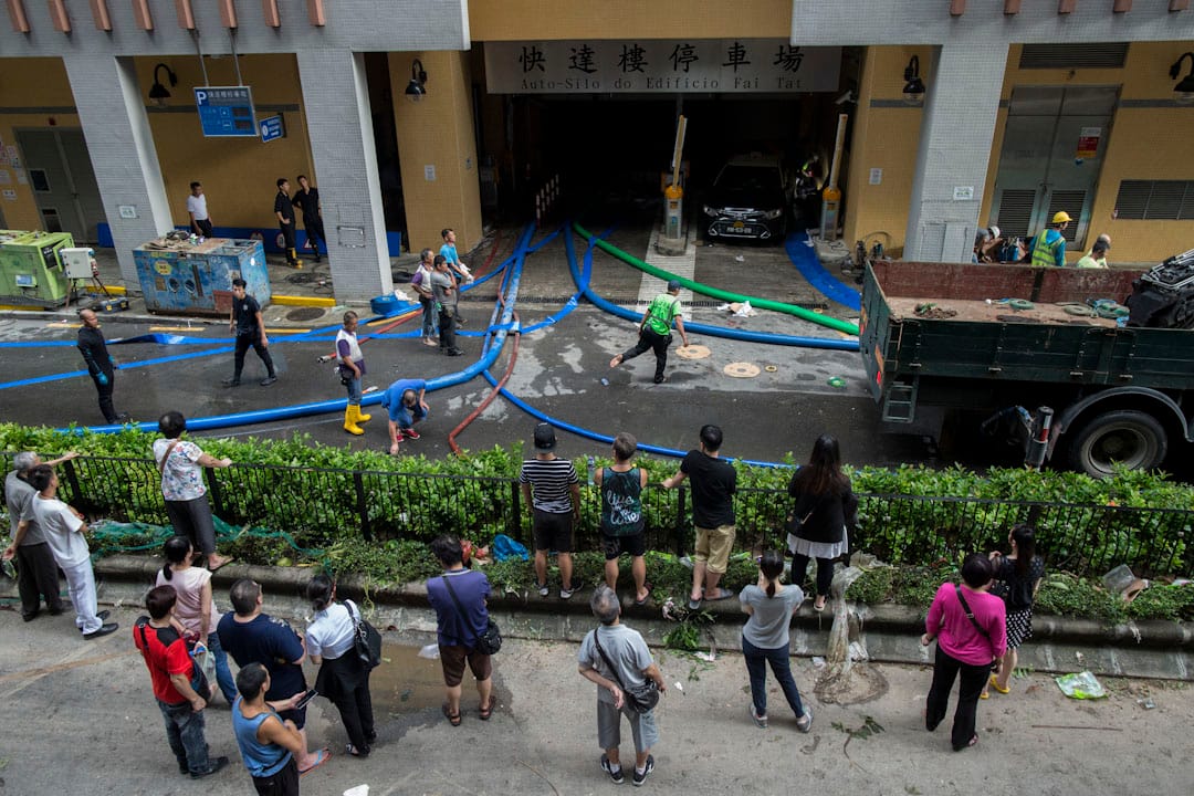 澳門筷子基快達樓的停車場在「天鴿」吹襲下，有大量洪水疑湧入，有人報稱被困，當地消防局聯同海關蛙人搜救及進行排水。