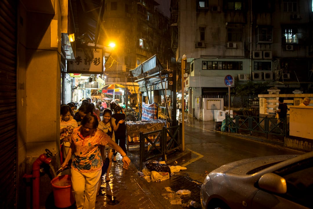 澳門下環街，晚上仍然有不少居民在排隊取水。