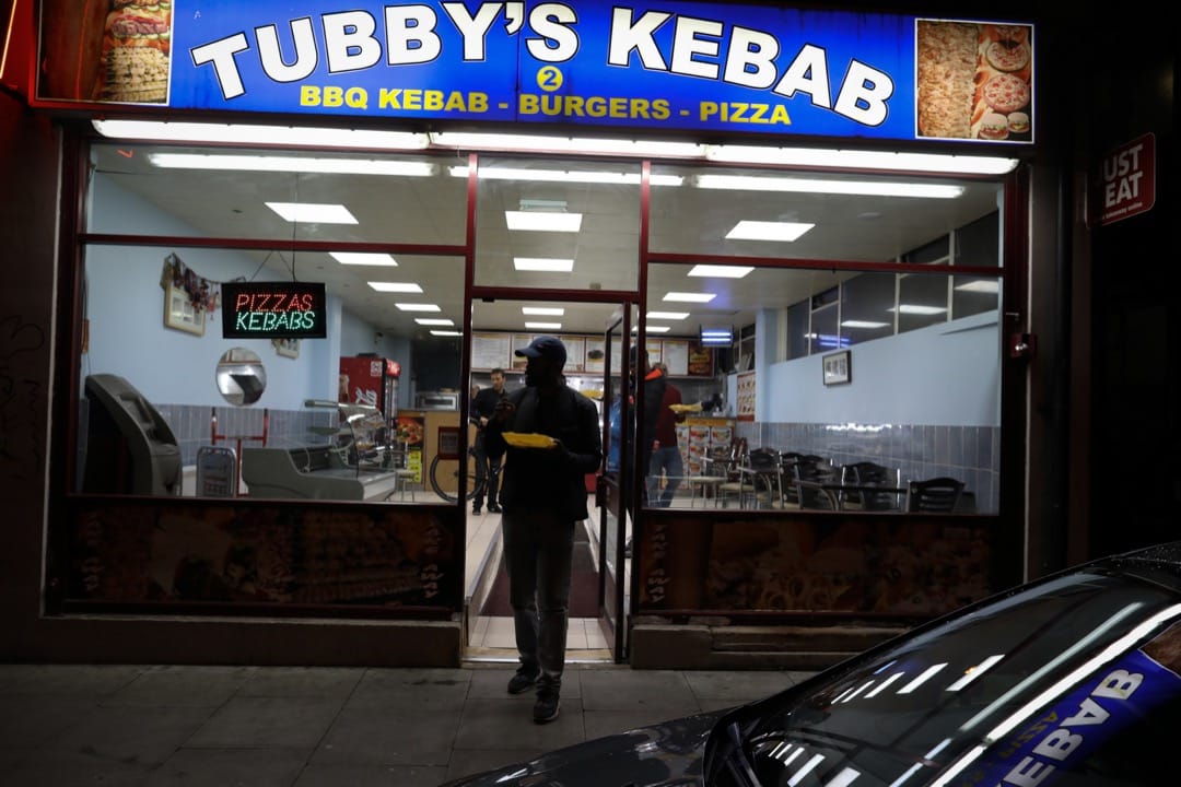 Grime 樂隊 Slew Dem Crew 在電台節目表演完畢後後到附近的烤肉店吃烤肉。