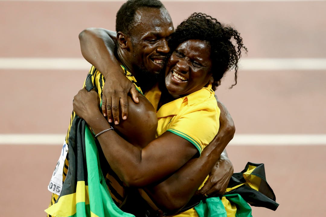 2015年8月23日,北京舉行世界田徑錦標賽,保特在男子100米決賽中勝出後與母親 Jennifer Bolt 相擁。