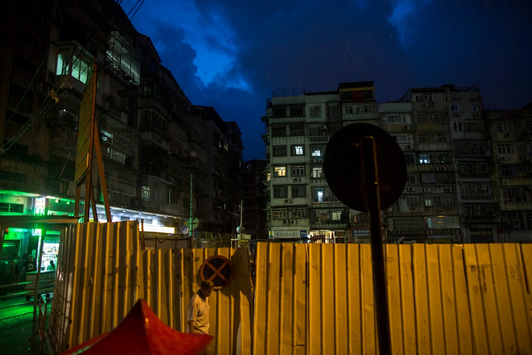 澳門晚上的電力依然未完全恢復，部分地區只有小量燈光。