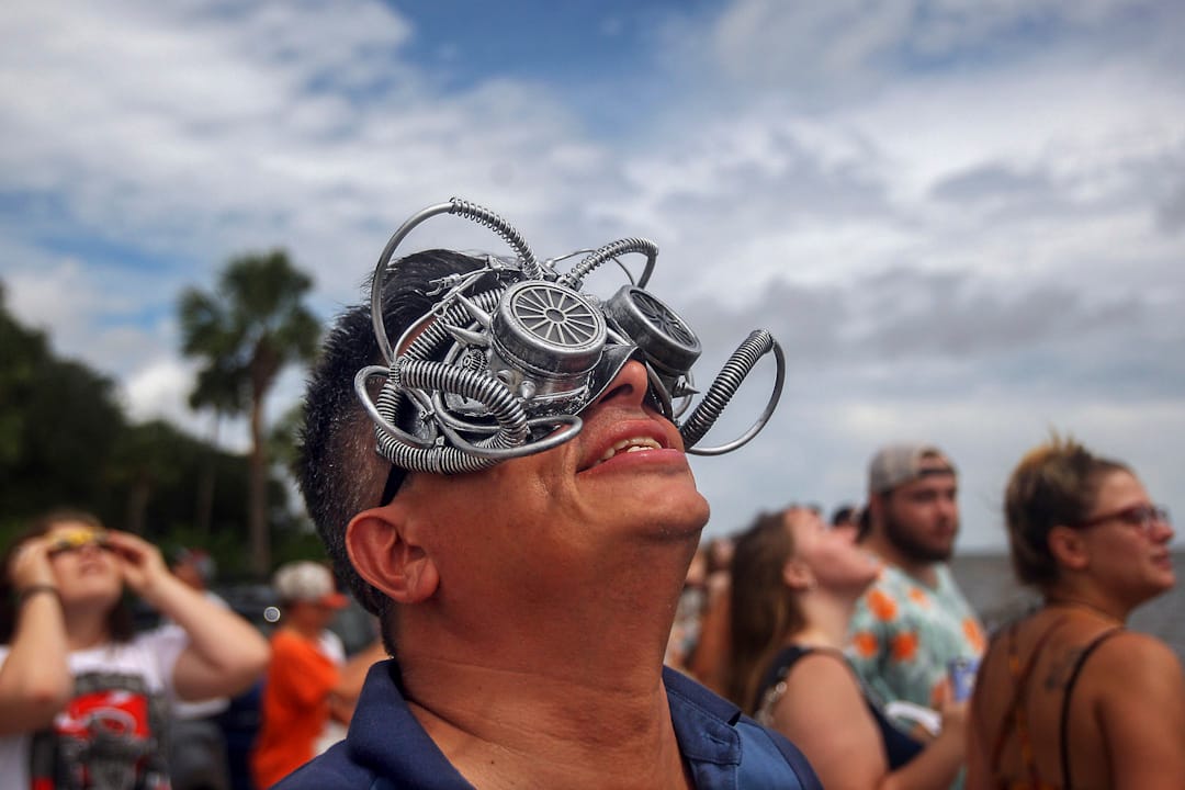 2017年8月21日，美国南卡罗莱纳州城市查尔斯顿，一名男子戴着外型奇特的日蚀眼镜准备看日蚀。