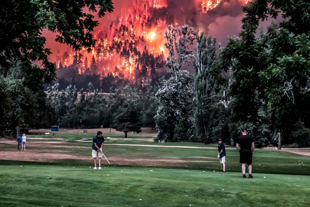2017年9月4日，美国华盛顿州鹰溪（Eagle Creek）山丘上发生山火。附近的Beacon Rock高尔夫球场正进行一场高尔夫球赛，还有少数人想要完成比赛，继续打球。