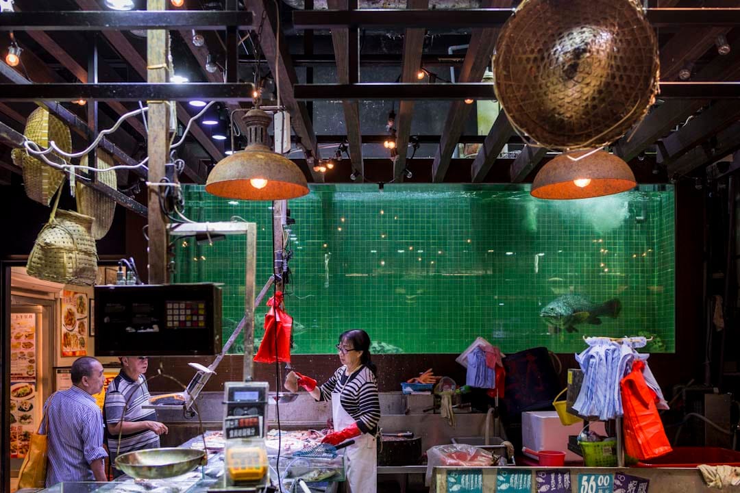 同样由承包商建华集团管理的本湾街市鱼档区,近似的设计风格,被豪装成旧式渔巿场。