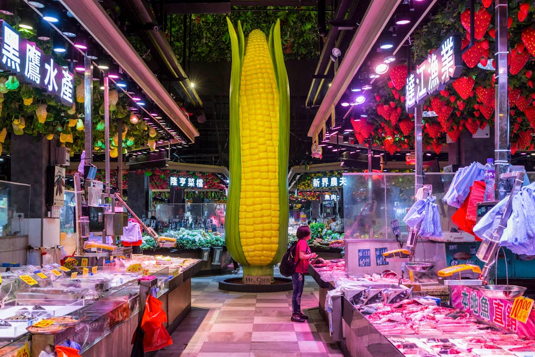 大围隆亨街市的中央,一条巨型粟米如神像般耸立,街市名为“M.C.Box”,“M.C.”代表Mr Corn。